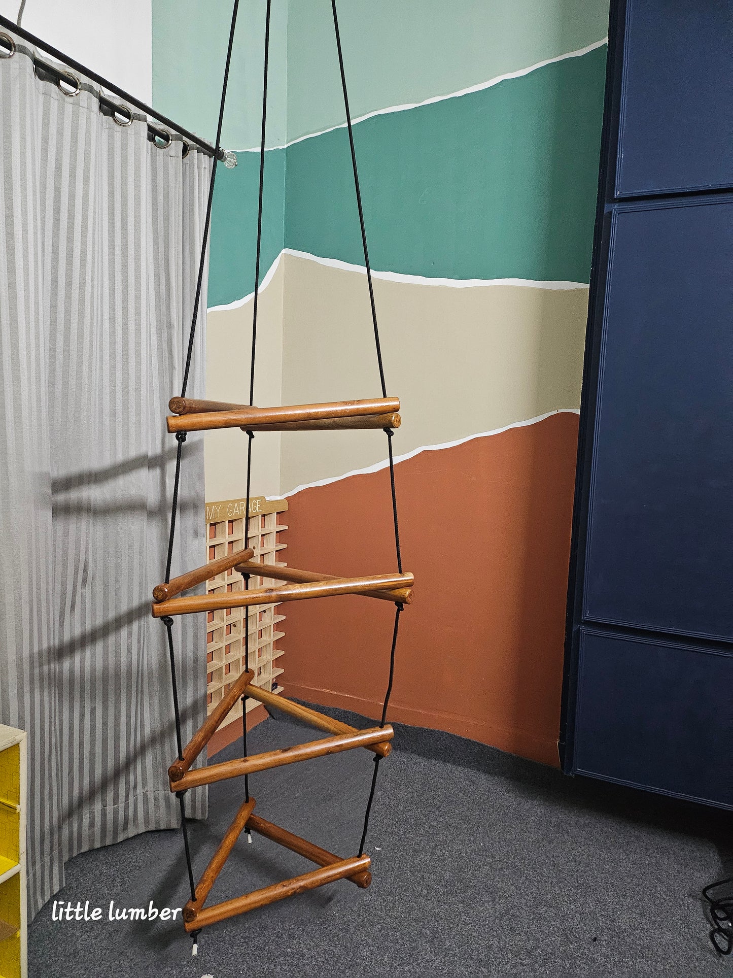 TRIANGULAR LADDER