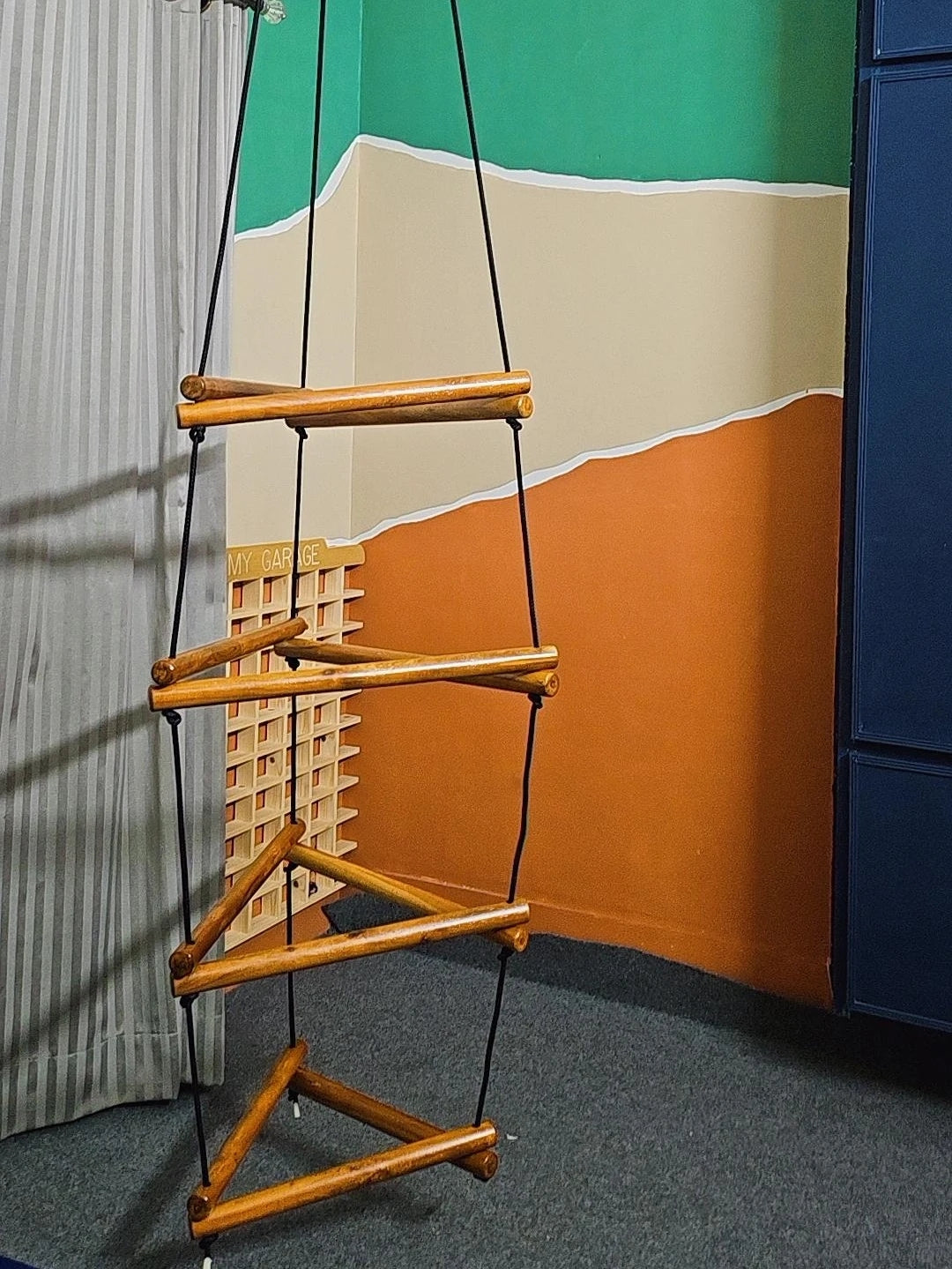 TRIANGULAR LADDER
