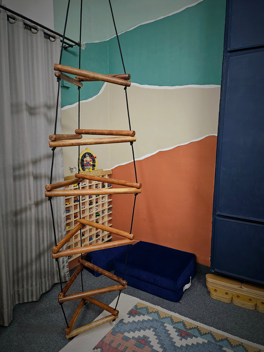 TRIANGULAR LADDER